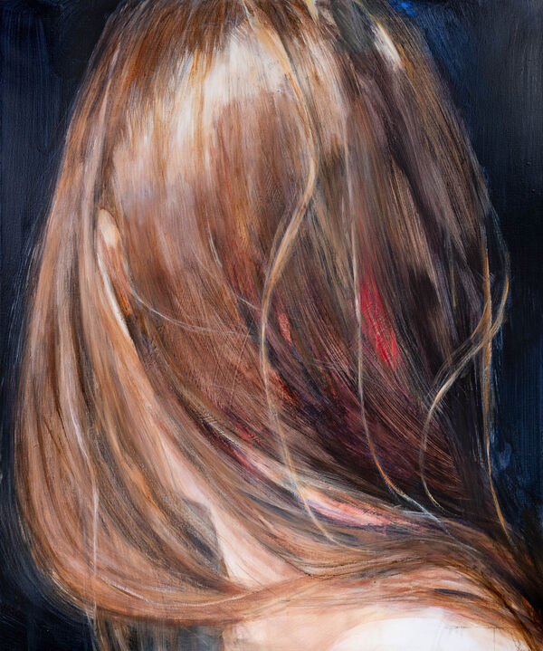 Schilderij van golvend blond haar dat het gezicht verbergt, met rode accenten tegen een donkere achtergrond