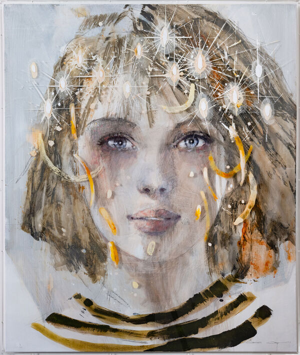 Portret van een vrouw met fonkelende lichteffecten en gouden accenten in het haar, uit de reeks The Myth of the Ultimate Creature