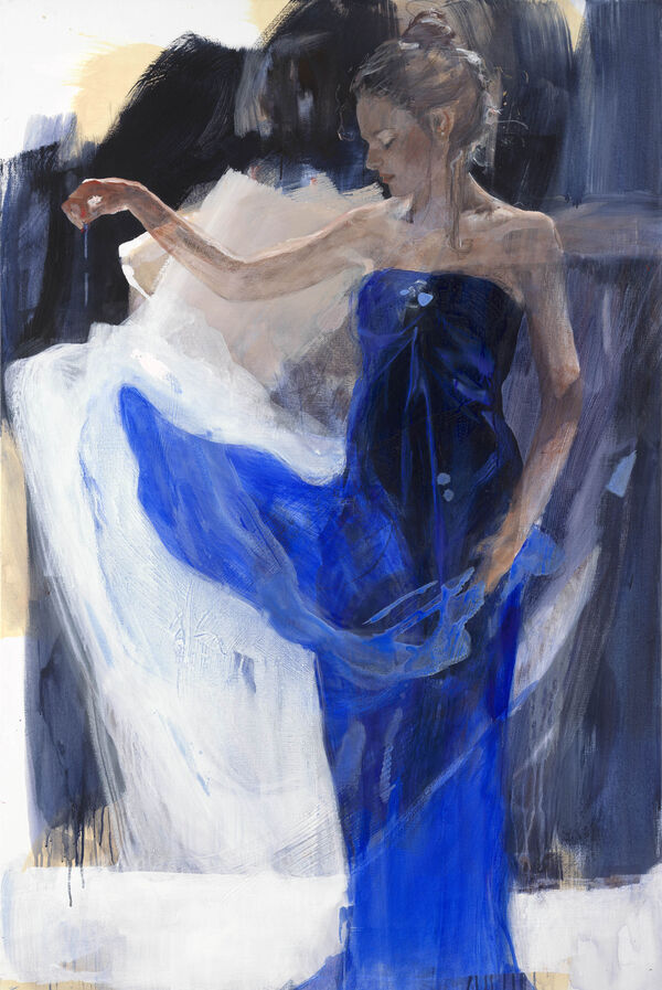 Vrouw in een blauwe avondjurk die elegant haar arm uitstrekt in expressieve blauwe en donkere tinten, uit de reeks Figuranten