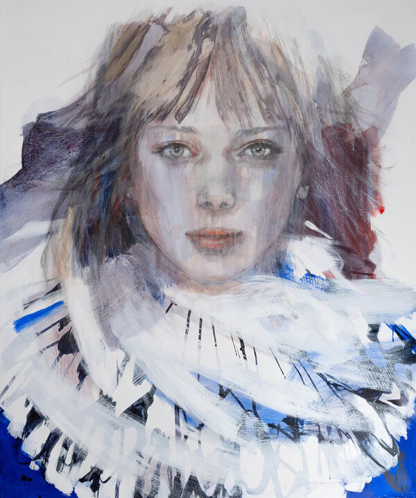 Portret van een jonge vrouw met een witte plooikraag en blauwe accenten in expressieve penseelstreken, uit de reeks Figuranten